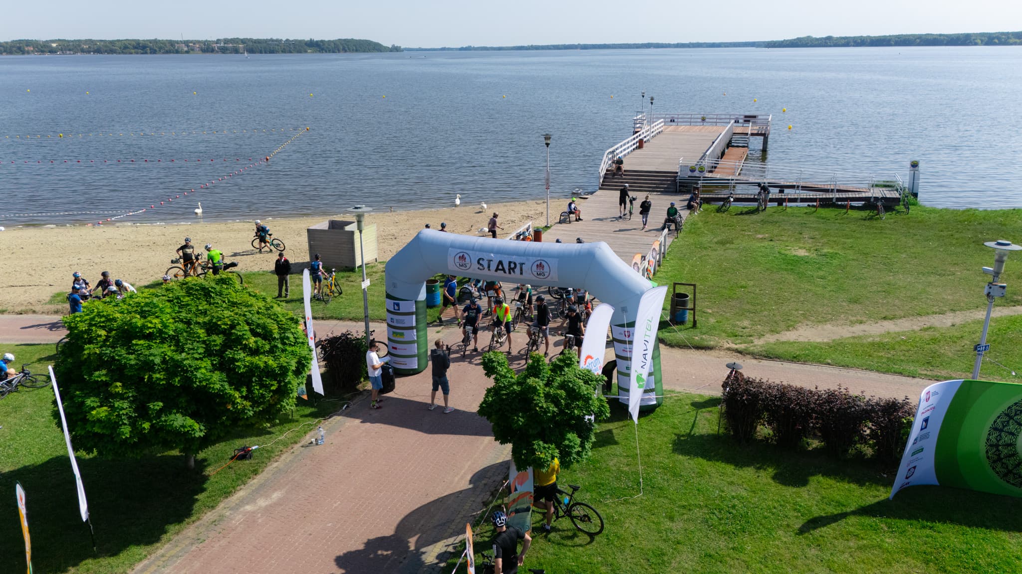 Start wydarzenia rowerowego Mazowiecki Gravel nad jeziorem
